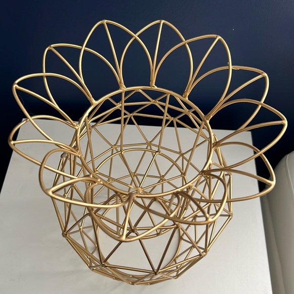 Large Gold Pineapple Metal Plant Holder - Picture 2 of 2